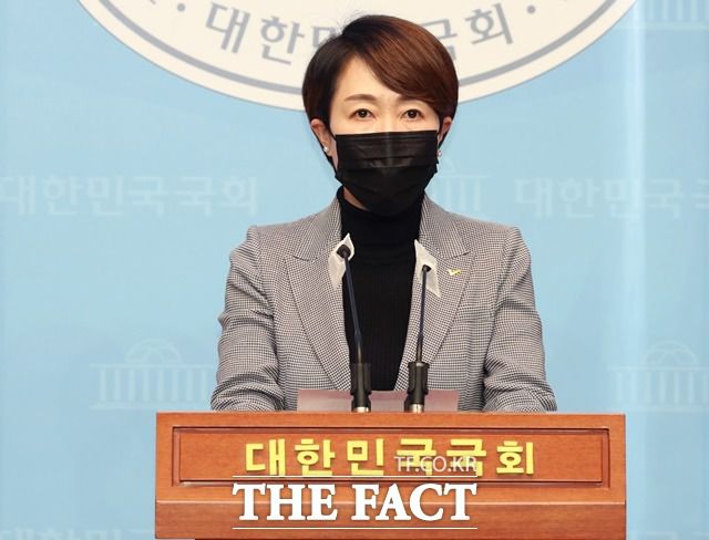 정호진 정의당 수석대변인은 지난 23일 국회 브리핑에서 임종석 전 비서실장의 고 박원순 전 서울시장 관련 발언에 대해 "참담하다. 선거를 목전에 두고 대놓고 2차 가해를 하는 것은 매우 악의적이기까지 하다"라며 "임종석 씨 참으로 '몹쓸 사람'"이라고 혹평했다. /국회사진취재단