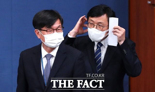 임대료 논란에 섰던 김상조 대통령비서실 정책실장(왼쪽)이 29일 전격 사퇴했다. 사진은 이호승 신임 청와대 정책실장이 지난 18일 청와대 춘추관 브리핑룸에서 인사말을 마친 후 김상조 정책실장과 자리를 바꾸는 모습. /뉴시스