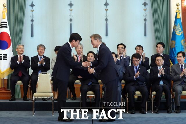 지난 2017년 6월 13일 문재인 대통령이 청와대 본관 충무실에서 김상조 신임 공정거래위원장에게 임명장을 수여하던 당시. /청와대 제공