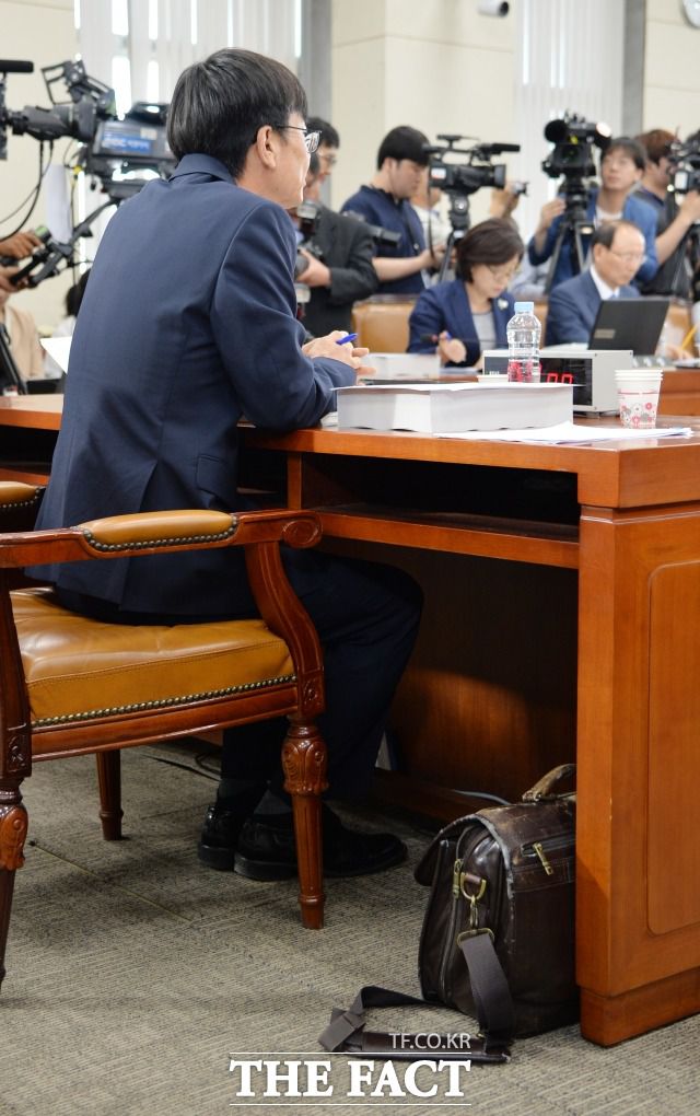 김상조 청와대 전 정책실장이 29일 본인 소유 아파트 전셋값을 정부의 임대차 3법 시행 이틀 전 14.1% 인상한 것으로 드러났다. 문재인 대통령은 이날 김 전 실장을 전격 경질했다. 지난 2017년 6월 공정거래위원장 후보자 국회 인사청문회 당시 낡은 가방을 들고 온 김 후보자의 모습. /더팩트 DB