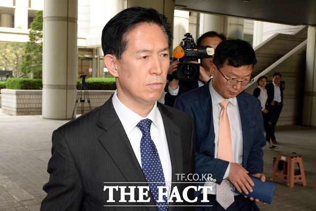 2014년 세월호 참사 당시 구조업체였던 '언딘'에게 여러 차례 명절 선물을 받은 최상환 전 해양경찰청 차장(치안정감, 왼쪽)에 대한 감봉·면직 처분이 부당하다는 법원 판단이 나왔다. /뉴시스