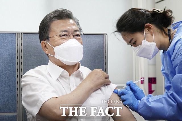 문재인 대통령은 만 75세 이상 어르신들에 대한 코로나19 백신 접종이 시작된 1일 SNS를 통해 "정부를 믿고 편안하게 접종받으시기 바란다"고 당부했다. 문 대통령이 지난달 23일 오전 서울 종로구 보건소에서 아스트라제네카 백신 접종 주사를 맞는 모습. /청와대 제공