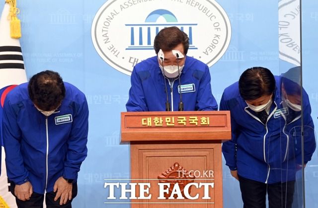 4·7 재·보궐선거를 일주일 앞두고 내부 악재로 더불어민주당이 골머리를 앓고 있다. 지난달 31일 국회 소통관에서 대국민 호소 기자회견하는 이낙연 더불어민주당 상임선대위원장(가운데). /남윤호 기자