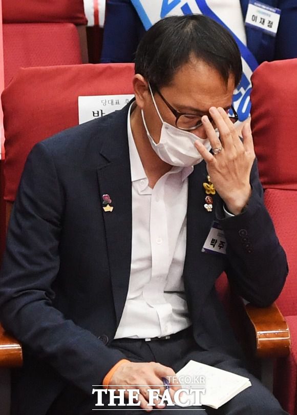 박주민(사진) 의원은 임대료 인상 논란에 대해 사과했다. 그러나 민주당을 탈당한 금태섭 전 의원은 "전·월세상한제에 앞장선 의원이 정작 본인은 법 통과 전 대폭 임대료를 올렸으니 적반하장 아니냐는 것"이라고 저격했다./이새롬 기자