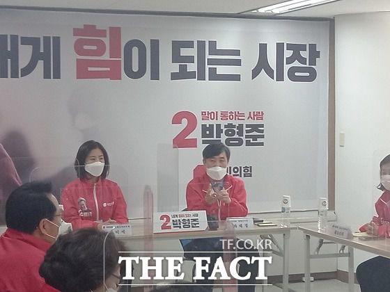 국민의힘 하태경 부산시당위원장이 1일 오전 박형준 후보 캠프에서 선대위 회의에서 "김영춘 후보 측이 박형준 부부를 고발했는데 고발 대상자가 알고 보니 이웃집이라는 황당한 사실이 확인됐다"고 말했다. /부산=조탁만 기자