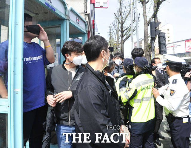 전화부스에서 오세훈 후보 규탄하는 시민.