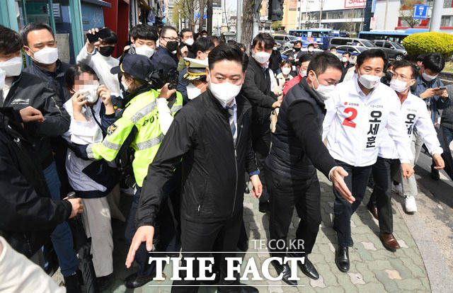 오세훈 국민의힘 서울시장 후보가 1일 오후 서울 성북구 길음동 현대백화점 앞에서 유세를 하기 위해 이동하던 중 한 시민의 항의를 받고 있다. /남윤호 기자