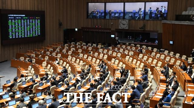 지난해 임대차 3법을 강행 처리했던 민주당은 소속 의원들의 임대료 대폭 인상 논란으로 비판받고 있다. 지난 7월 30일 국회 본회의에서 주택임대차보호법 일부개정법률안과 상가건물 임대차보호법 일부개정법률안이 미래통합당(국민의힘) 의원들이 퇴장한 가운데 가결되는 모습. /배정한 기자