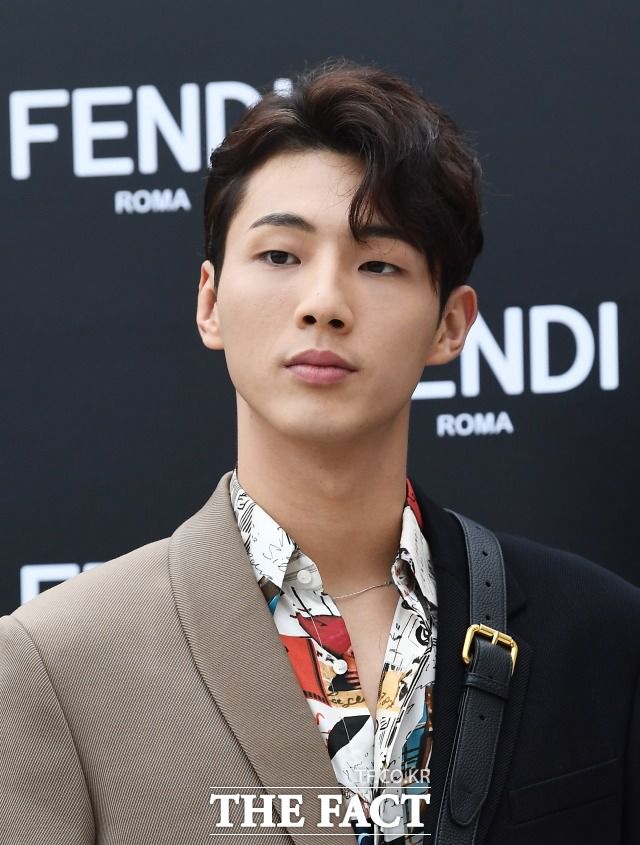 KBS2 월화드라마 '달이 뜨는 강' 제작사가 학교 폭력 논란으로 하차한 배우 지수와 소속사 키이스트에 손해배상청구소송을 제기했다.