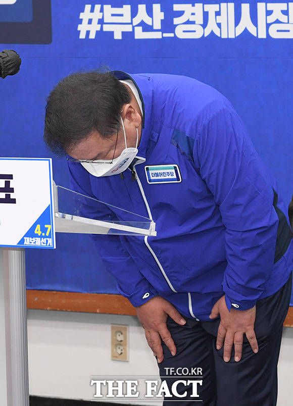 김태년 더불어민주당 대표 직무대행이 1일 서울 여의도 국회에서 성명 발표를 마치고 허리를 숙여 인사하고 있다. /남윤호 기자