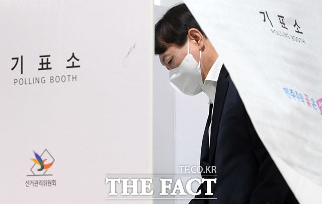 4.7 보궐선거 사전투표 첫날인 2일 오전 서울 서대문구 남가좌제1동주민센터에 마련된 사전투표소에서 윤석열 전 검찰총장이 투표를 하고 있다. /임세준 기자