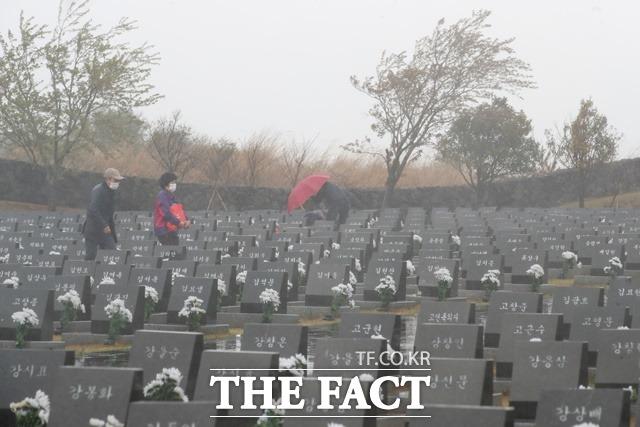 제73주년 제주 4·3 추념일인 3일 오전 제주시 봉개동 4·3 평화공원 내 행방불명인 묘지에 유족들의 참배 발걸음이 이어지고 있다. /뉴시스