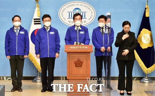 일각에선 이미 민주당은 보선 이후 당권경쟁을 생각하고 있다는 관측도 나왔다. 지난달 31일 이낙연 민주당 상임선대위원장 등이 국회 소통관에서 대국민 호소 기자회견을 하는 모습. /남윤호 기자