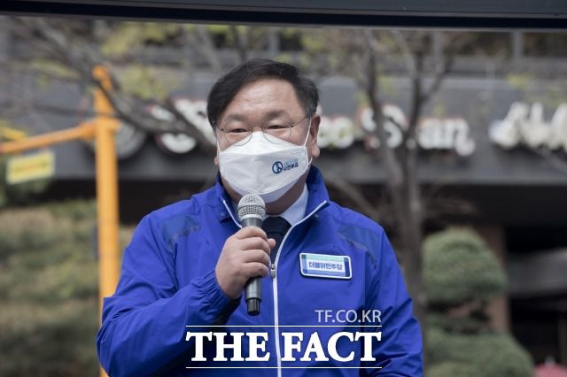 2일 여의도역에서 사전투표 독려 및 박영선 후보 지지 연설을 하는 김태년 민주당 당대표 직무대행. /이새롬 기자