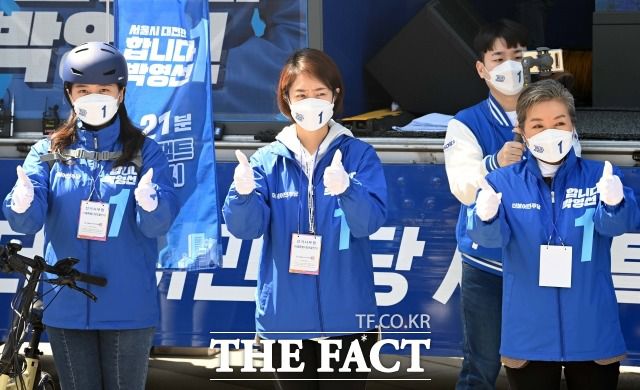 고민정(가운데) 민주당 의원의 박영선 후보를 돕기 위한 선거 유세가 오히려 부정 여론을 만들고 있다는 지적이 나온다. 지난달 30일 서울 성동구 왕십리역 광장에서 선거운동을 하는 고 의원. /국회사진취재단