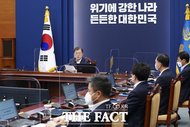 문재인 대통령이 5일 청와대 여민관에서 수석보좌관회의를 주재하는 모습. /청와대 제공