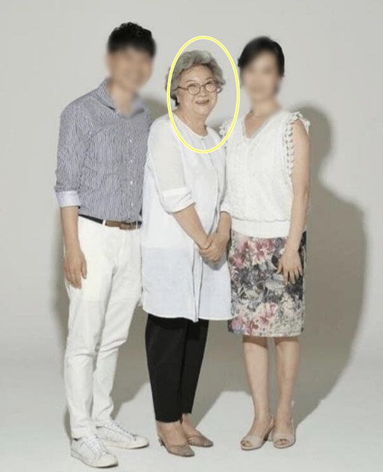 박수홍 가깝게 지내온 선후배 동료들도 박수홍의 처지를 가장 안타가워하고 있다. 사진은 친형 박진홍씨(맨 왼쪽)와 어머니 지인숙씨(가운데 원안), 형수 이모씨. /온라인커뮤니티 캡쳐