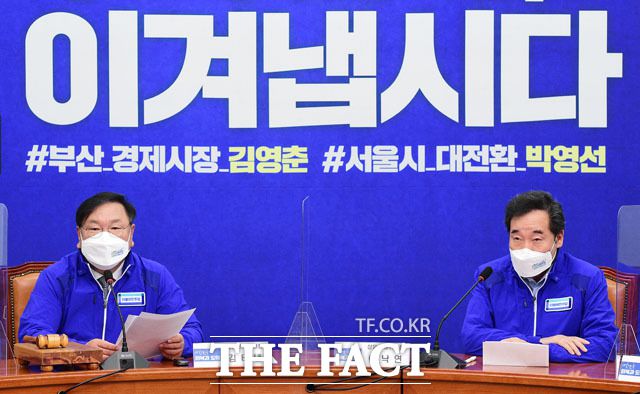 김태년(왼쪽) 더불어민주당 대표 직무대행과 이낙연 상임선대위원장은 5일 중앙선대위 회의 "민주당 노력을 받아주시고 이번에 현명한 선택 저희에게 기회를 주시길 간곡히 호소드린다"고 지지를 호소했다. /국회=남윤호 기자