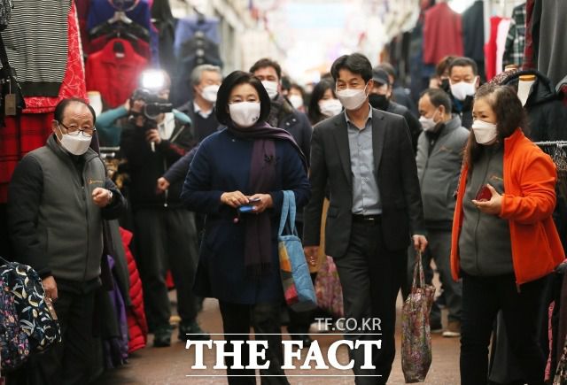 윤건영 더불어민주당 의원이 박영선 후보 캠프 측이 주장한 '중대결심'에 대해 추가 안이 있을 수 있다고 시사했다. 지난 2월 남구로시장을 방문해 상인회 관계자들과 시장을 둘러보고 있는 박영선 더불어민주당 서울시장 예비후보와 윤건영 더불어민주당 의원(오른쪽). /국회사진취재단