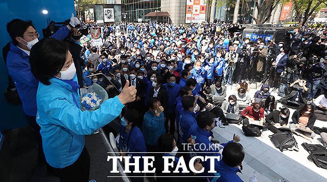 4·7 서울시장 보궐선거에서 오세훈 국민의힘 서울시장 후보에게 뒤쳐진 박영선(사진) 더불어민주당 후보가 막판 지지층 결집을 이끌어낼지 주목된다. 6일  종로 동화면세점 앞 유세장에서 지지를 호소하는 박 후보. /이새롬 기자