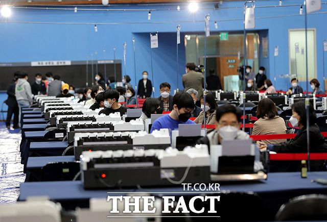 4·7 재보궐 선거에서 민심의 향배가 어느 정당으로 향할지 주목된다. 사진은 6일 오후 서울 양천구 계남다목적체육관에 마련된 개표소에서 개표사무원들이 투표지분류기 모의시험을 하는 모습. /이동률 기자