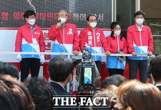 김종인 국민의힘 비상대책위원장을 비롯한 국민의힘 지도부는 마지막까지 유권자 지지를 호소했다. /이새롬 기자