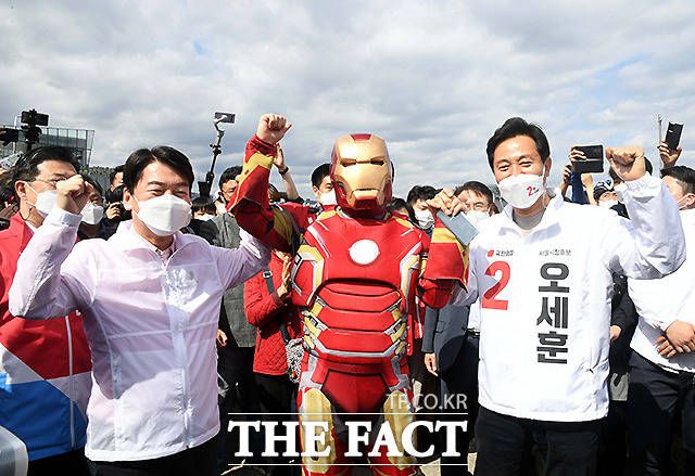 오세훈 국민의힘 서울시장 후보(오른쪽)와 안철수 국민의당 대표가 2021년 4.7 재보궐선거 마지막 주말인 지난 4일 서울 서초구 반포 세빛섬 인근 한강공원에서 시민들을 만나는 가운데, 아이언맨 복장을 한 시민과 기념촬영하고 있다. /이새롬 기자