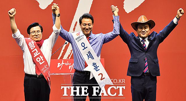 자유한국당 당권에 도전한 황교안, 오세훈, 김진태 후보가 2019년 2월 14일 대전 중구 한밭종합운동장에서 열린 자유한국당 제3차 전당대회 충청·호남권 합동연설회에 참석해 당원들에게 인사하고 있다. /남윤호 기자
