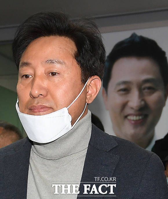 굳은 표정으로 출구 조사 확인하는 오세훈. 당시 오 시장은 청와대 대변인 출신 정치 신인 고민정 후보에게 패했다. /이새롬 기자