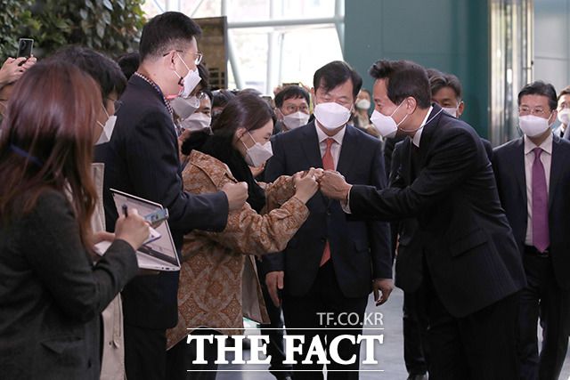 제38대 서울특별시장에 당선된 오세훈 시장이 8일 오전 서울 중구 서울시청으로 첫 출근하면서 직원들과 인사를 나누고 있다. /이동률 기자