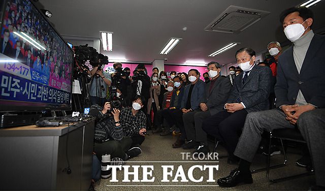 제 21대 국회의원 선거일인 지난해 4월 15일 서울 광진을에 출마한 오세훈 미래통합당 후보가 서울 광진구 선거사무소를 찾아 방송사의 출구 조사 결과를 지켜보고 있다. /이새롬 기자