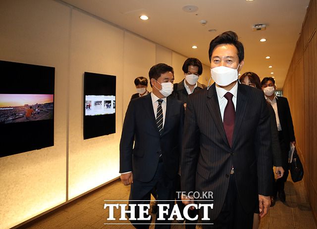 오세훈 서울시장이 8일 오전 서울시청으로 출근해 집무실로 향하고 있다. /사진공동취재단