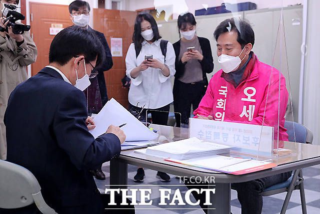 4.16 총선 광진을 지역구에 출마한 오세훈 미래통합당 후보가 2020년 3월 26일 오전 서울 광진구 중곡동 광진구 선거관리위원회에서 후보등록 절차를 진행하고 있다. /임세준 기자