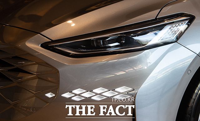 주간주행등과 방향지시등의 기능을 하는 '스타 클라우드 라이팅'은 차문 잠금 해제 시 10개의 램프를 무작위로 점등하는 '다이내믹 웰컴 라이트' 기능을 적용했다. /이동률 기자