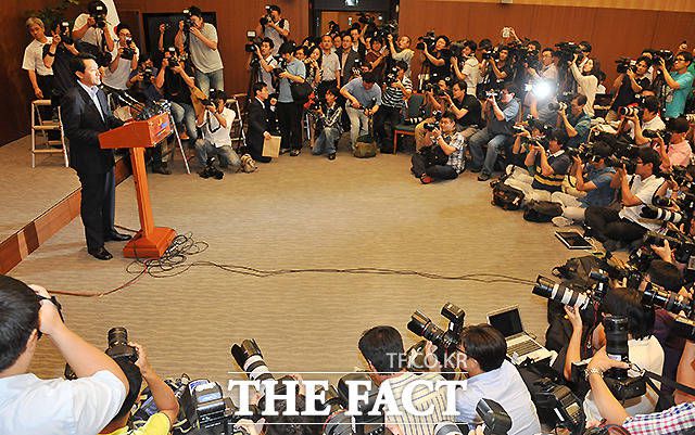 시장직을 걸고 주민투표에 임했던 오세훈 시장이 2011년 8월 24일 서울시청 개표상황실에서 입장 표명을 발표하고 있다. /문병희 기자