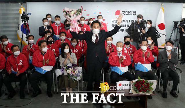 오세훈 국민의힘 서울시장 후보가 8일 새벽 서울 여의도 국민의힘 중앙당사에 마련된 개표상황실에서 당선이 확실해지자 꽃다발을 받고 축하를 받고 있다. /남윤호 기자