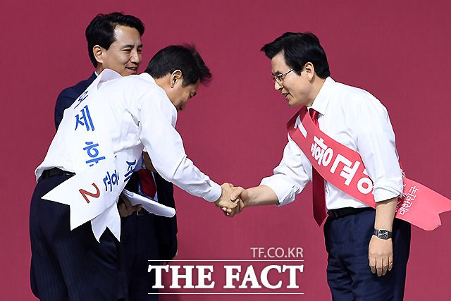 2019년 자유한국당 당대표 대회에 출마했던 오세훈 시장은 황교안 전 대표(오른쪽)에게 무릎을 꿇었다. 사진은 2019년 2월 27일 오후 경기도 고양시 킨텍스에서 열린 자유한국당 제3차 전당대회의 모습. /남윤호 기자