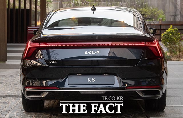 K8의 후면부는 좌우 리어램프와 이를 연결하는 그래픽으로 구성된 '리어램프 클러스터'를 통해 입체적인 이미지를 구현했다. /이동률 기자
