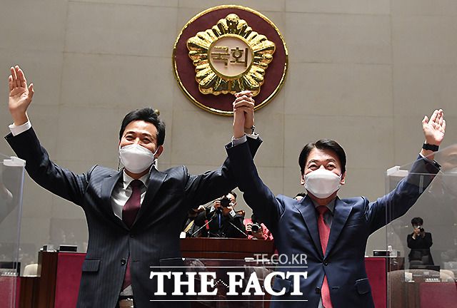 오세훈 국민의힘 서울시장 후보(왼쪽)와 오 후보 캠프에 합류한 안철수 공동선대위원장이 2021년 3월 24일 서울 여의도 국회에서 열린 국민의힘 의원총회에 참석해 손을 맞잡고 기념촬영하고 있다. /이새롬 기자