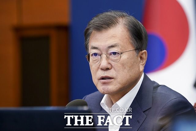 문재인 대통령은 8일 더불어민주당의 4·7 재·보궐선거 참패와 관련해 "국민의 질책을 엄중히 받아들인다"라며 "보다 무거운 책임감으로 코로나19 극복, 경제 회복과 민생 안정, 부동산 부패 청산 등 국민의 절실한 요구를 실현하는 데 매진하겠습니다"고 밝혔다. 문 대통령이 지난 5일 청와대에서 수석·보좌관회의를 주재하는 모습. /청와대 제공