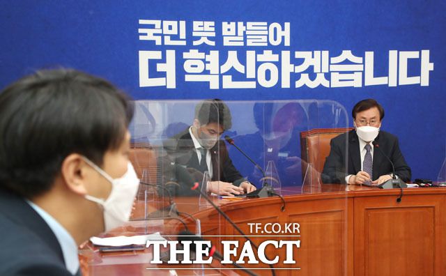 더불어민주당 도종환(오른쪽) 비상대책위원장이 9일 서울 여의도 국회에서 오영환, 장철민, 장경태, 이소영, 전용기 의원 등 2030 의원들과 간담회를 하고 있다. /남윤호 기자