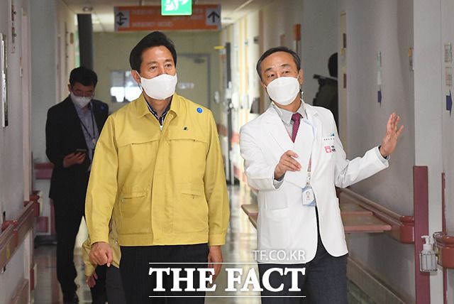 오세훈 서울시장이 취임하자마자 신종 코로나바이러스 감염증(코로나19) 정책 현장을 잇따라 뛰고 있다. 특히 직원들에게 중앙정부의 정책보다 한층 민생 경제에 초점을 맞춘 방역대책을 강력히 주문하면서 어떤 특화 정책이 나올 지 주목된다. 오 시장(오른쪽)이 9일 오후 서울 은평구 서울특별시립서북병원을 찾아 박찬병 병원장의 안내를 받으며 코로나19 대응 현황을 점검하고 있다. /이동률 기자