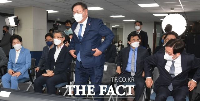 김태년 전 더불어민주당 대표 직무대행이 7일 오후 서울 여의도 당사에 마련된 상황실에서 4·7 재보선 출구조사 결과 발표를 확인한 후 굳은 표정으로 자리에서 일어나고 있다. 당 지도부는 8일 재보선 참패에 대한 책임을 지고 일괄 사퇴했다. /이새롬 기자