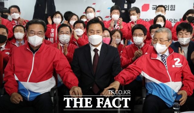 지난 7일 오세훈 당시 국민의힘 서울시장 후보와 김종인 국민의힘 비상대책위원장, 정진석 의원이 서울 여의도 국민의힘 중앙당사에 마련된 개표상황실에서 4·7 재보선 출구조사 결과를 바라보며 손을 잡고 있다. /남윤호 기자