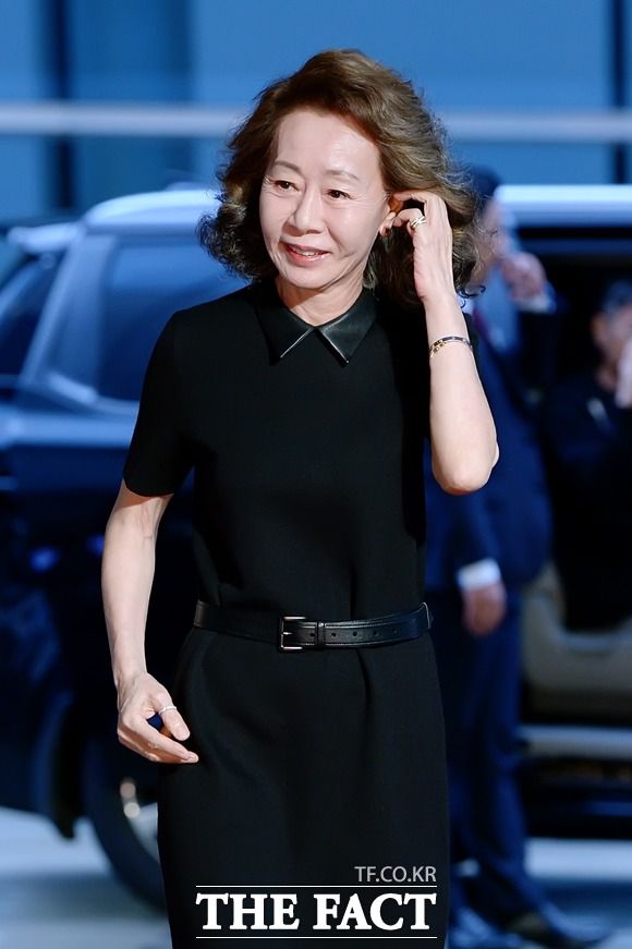 배우 윤여정이 '오스카 전초전'으로 불리는 미국 배우조합상(SAG)에서 여우조연상을 수상했다. /더팩트DB