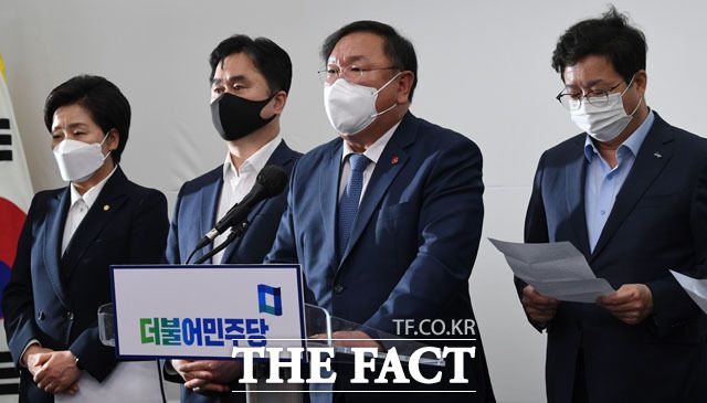 민주당 관계자들은 달라진 민심을 "뼈저리게 느꼈다"고 회상했다. 지난 8일 더불어민주당 김태년 대표 직무대행이 재보선 결과에 책임을 지고 지도부가 전원 사퇴한다는 대국민 성명서를 발표하고 있다. /남윤호 기자