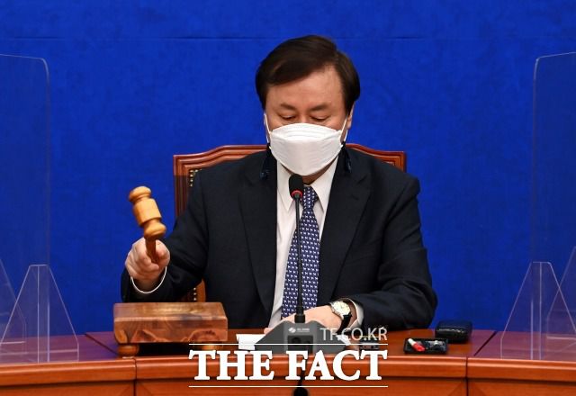 더불어민주당 비상대책위원회가 쇄신안 준비의 일환으로 '민심경청투어'를 기획하겠다고 밝혔다. 9일 민주당 비대위회의에서 개회 선언하는 도종환 위원장. /남윤호 기자