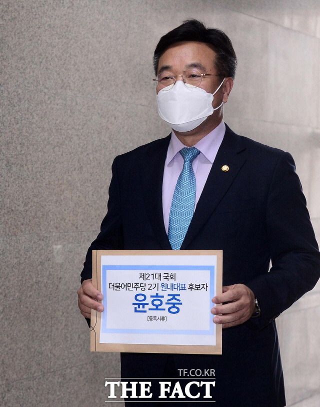 윤호중 더불어민주당 의원이 12일 "이기는 민주당을 만들겠다"며 원내대표 경선 출마를 선언했다. 서울 여의도 국회에서 차기 원내대표 출마를 위해 후보 등록한 윤 의원. /국회사진취재단