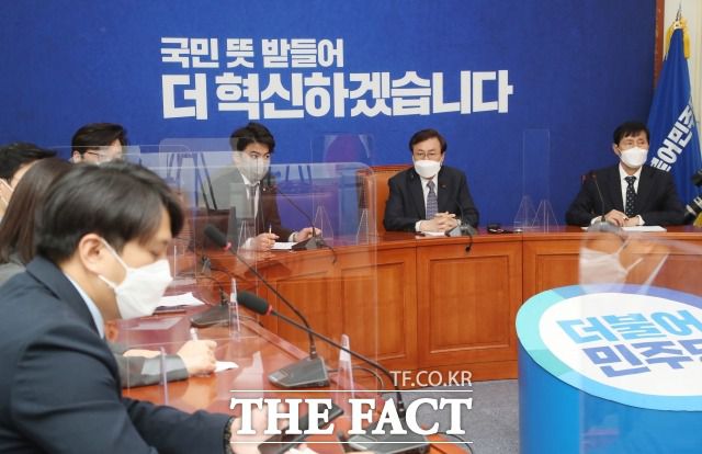 소극적이라고 지적받았던 민주당 초선의원들은 재보선 참패를 계기로 집단행동에 나섰다. 9일 국회에서 오영환, 장철민, 장경태, 이소영, 전용기 의원 등 2030 의원들과 간담회 하는 도 위원장. /남윤호 기자