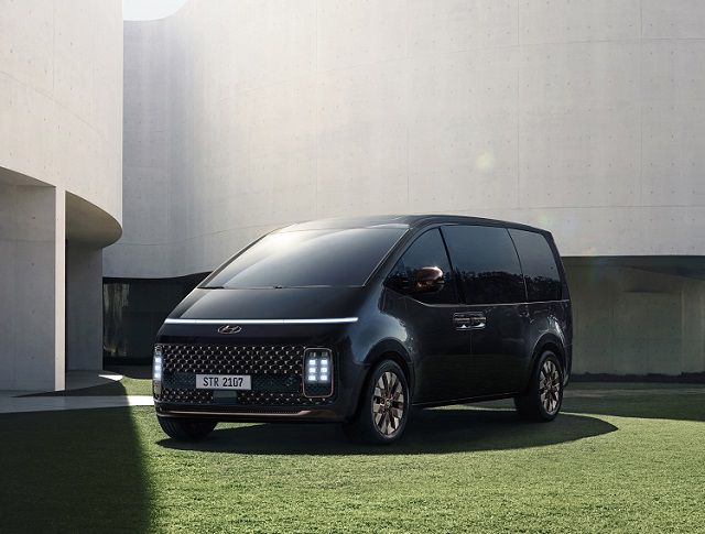 현대차가 13일 '스타렉스'의 후속 모델인 신형 MPV '스타리아'를 세계 최초로 공개했다. /현대차 제공